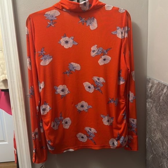 NWT-Bar lll- beautiful long sleeve Button up with shear sleeves - Picture 2 of 4